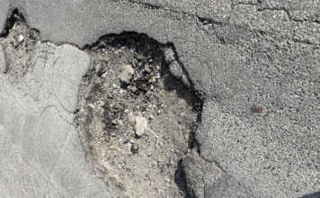 PERICOLO IN VIA CARAVAGGIO. Buche profonde fino a 35 centimetri. Il disagio, le foto
