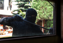 FURTO LAMPO AL CAFFE’ MELOGRANO. Disagi, danni, magro il bottino