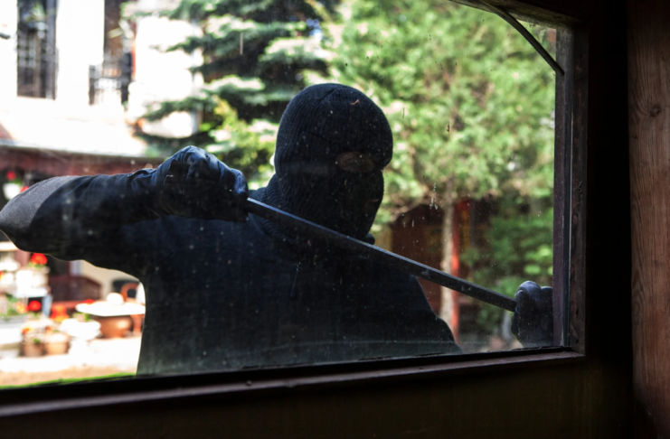 FURTO LAMPO AL CAFFE’ MELOGRANO. Disagi, danni, magro il bottino