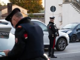 MINACCIA LA CONVIVENTE CON UN COLTELLO e tenta di colpire un Carabiniere. Arrestato