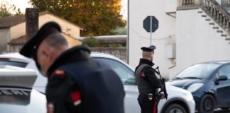 MINACCIA LA CONVIVENTE CON UN COLTELLO e tenta di colpire un Carabiniere. Arrestato