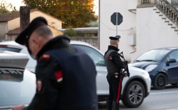 MINACCIA LA CONVIVENTE CON UN COLTELLO e tenta di colpire un Carabiniere. Arrestato