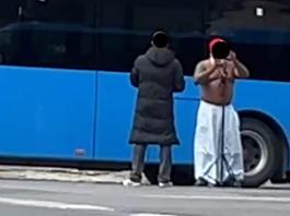 MEZZO NUDO IN PIAZZA XX Settembre. Incredulità tra i passanti