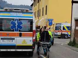 DISAGI PRONTO SOCCORSO. Ambulanze in doppia fila, pazienti scaricati in strada. Le foto