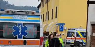 DISAGI PRONTO SOCCORSO. Ambulanze in doppia fila, pazienti scaricati in strada. Le foto