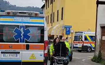 DISAGI PRONTO SOCCORSO. Ambulanze in doppia fila, pazienti scaricati in strada. Le foto