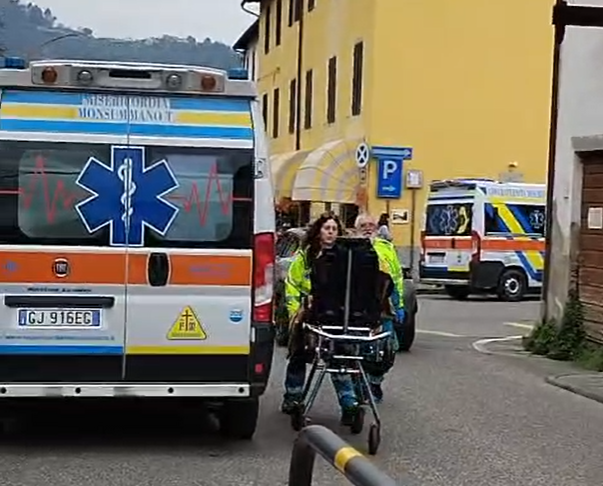 DISAGI PRONTO SOCCORSO. Ambulanze in doppia fila, pazienti scaricati in strada. Le foto