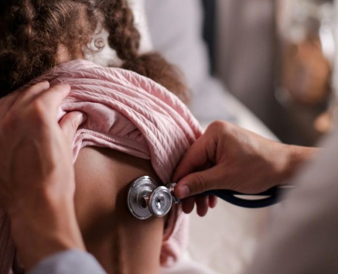 Una visita del pediatra a una bambina_uso_gratuito_da_Pexels