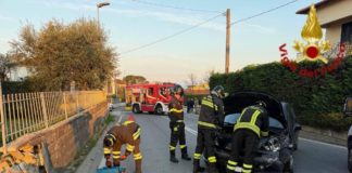 IN AUTO CONTRO tubatura del gas. Donna al pronto soccorso