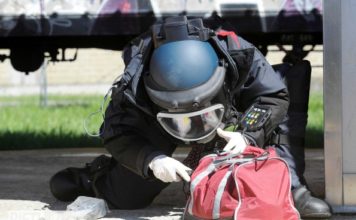 ALLARME BOMBA SU VIALE EUROPA. Sul posto gli artificieri della Polizia