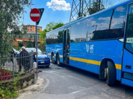 SCONTRO TRA AUTO E BUS. In frantumi la portiera. Tanto spavento, nessun ferito
