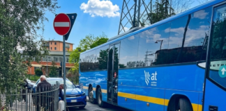 SCONTRO TRA AUTO E BUS. In frantumi la portiera. Tanto spavento, nessun ferito