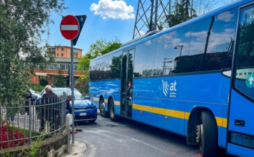 SCONTRO TRA AUTO E BUS. In frantumi la portiera. Tanto spavento, nessun ferito