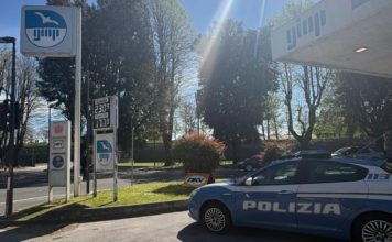 CARBURANTE TROPPO CARO e personale irregolare. Chiuso distributore