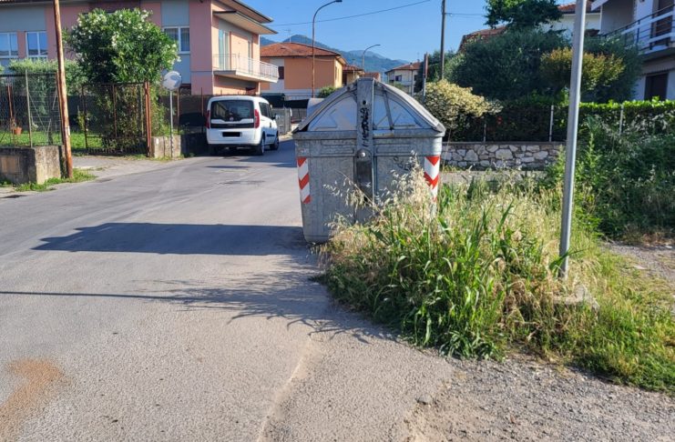 CASSONETTI RENDONO CIECO un incrocio. Incidenti. “Basta spostarli di qualche metro”. Le foto
