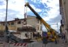 CEDE IL MARCIAPIEDE. Pesante camion sprofonda in via Galeotti. Le foto