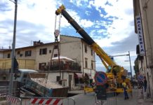 CEDE IL MARCIAPIEDE. Pesante camion sprofonda in via Galeotti. Le foto