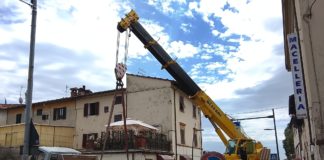 CEDE IL MARCIAPIEDE. Pesante camion sprofonda in via Galeotti. Le foto