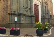 ARRIVA IL VESCOVO MASCAGNA. I vivaisti abbelliscono il Duomo e lanciano l’appello al Comune