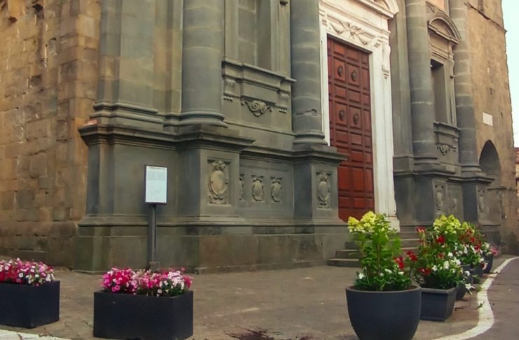 ARRIVA IL VESCOVO MASCAGNA. I vivaisti abbelliscono il Duomo. Comune al lavoro
