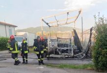 IN FIAMME CAMPER E MAGAZZINO. Salve le abitazioni vicine. Le foto