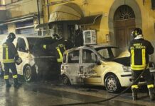NOTTE DI FUOCO A PESCIA. Due auto avvolte dalle fiamme. Le foto