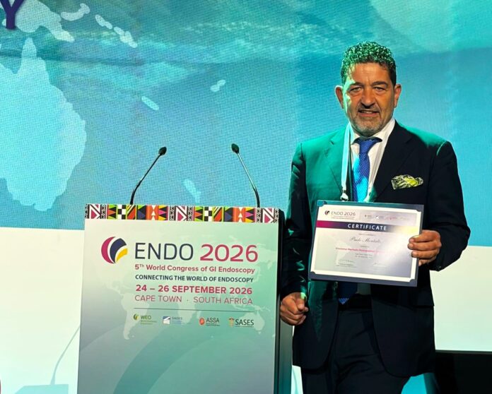 0017 Paolo Montalto con la targa premio_Endo_2026_Citta del Capo_DEF (1)