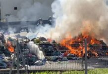 PAURA A VENERI. Camion dei rifiuti a fuoco. Autista sventa il peggio. Le foto
